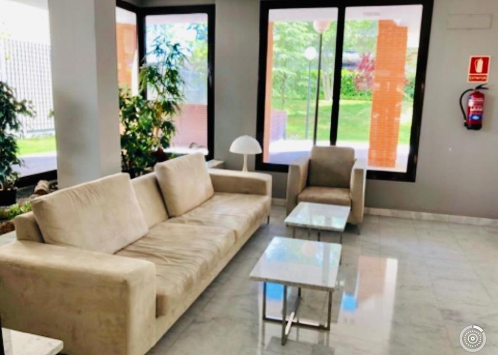 Suites Madrid Belfast 13 Ifema Airport Bagian luar foto